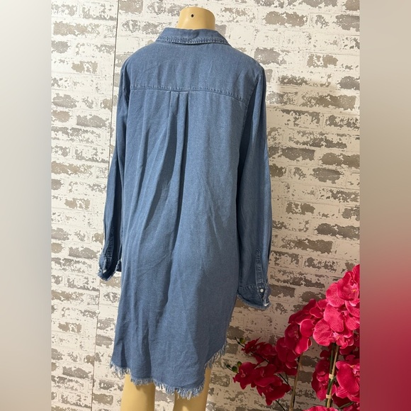 DISTRESSED CHAMBRAY FRAYED HEM LONGLINE SHIRT TOP - ZENANA HI-LOW HEM - Picture 5 of 8